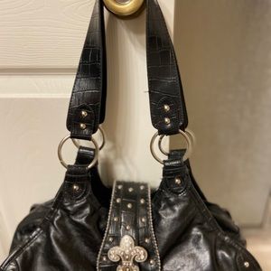 Black hand bag with fleur de lis latch